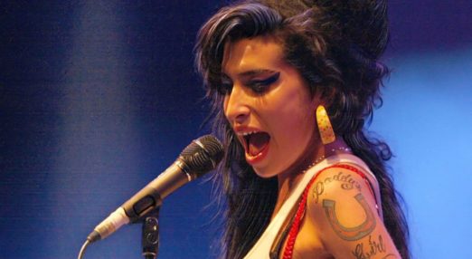 amy winehouse performing