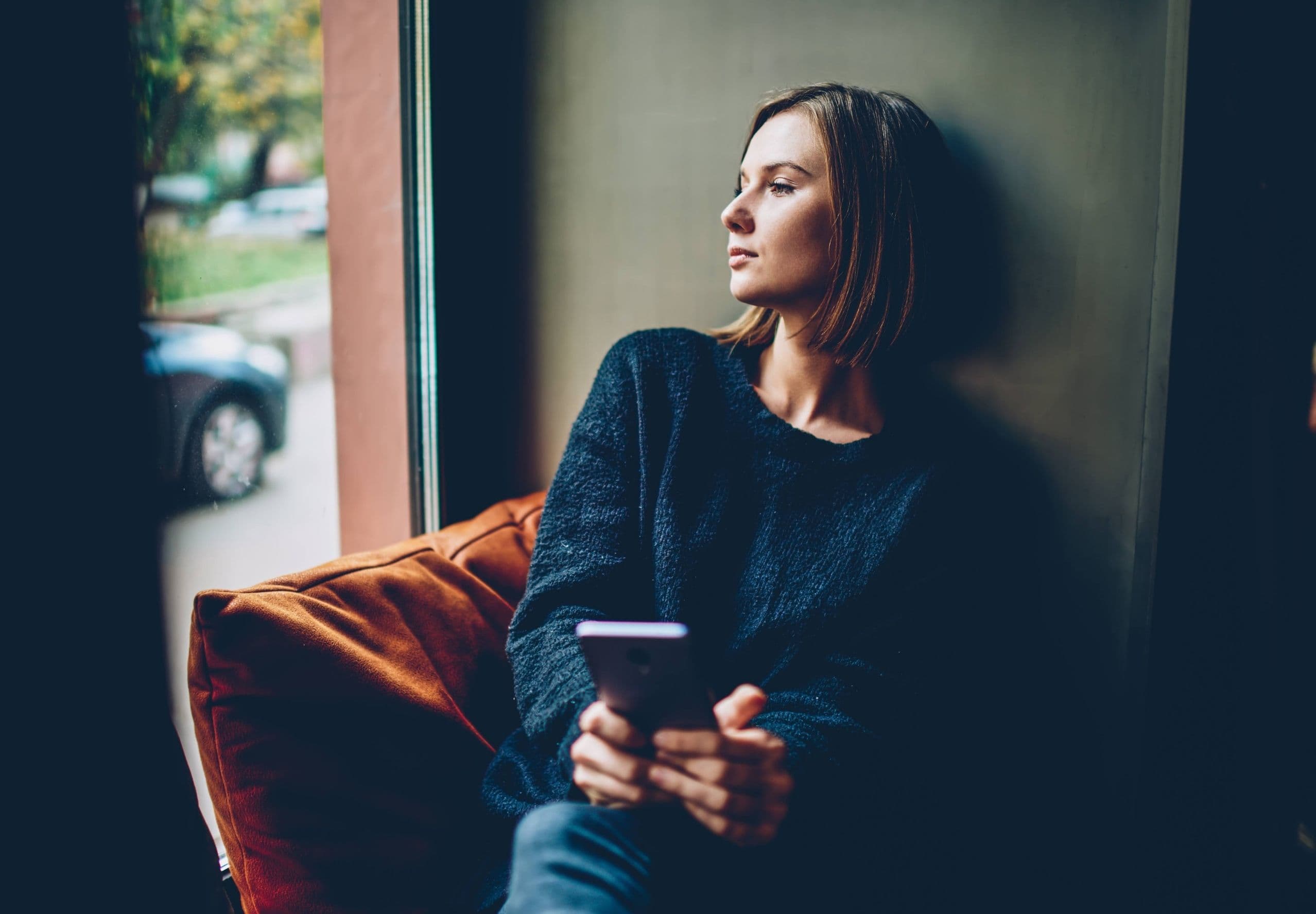 Интроверт фото. Интроверт. Экстраверт мужчина. Женщина интроверт. Отношения креатив.